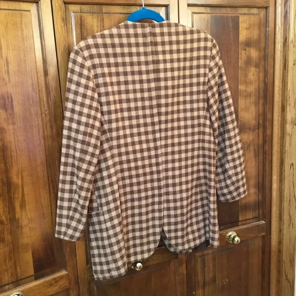 Giorgio Armani blazer, size 4, 4 pockets, open front, medium padding, split tail - Picture 2 of 3